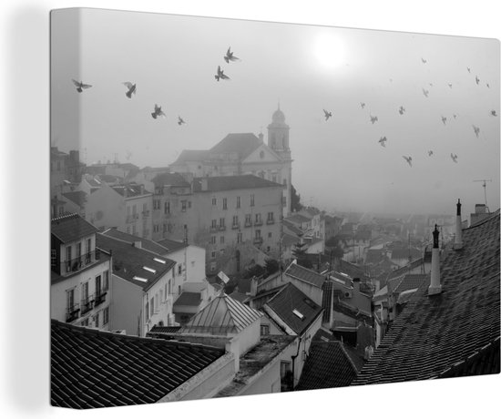 Canvas Schilderij Mistige ochtend in de oudste wijk van Lissabon in Portugal - zwart wit - 60x40 cm - Wanddecoratie