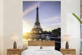 Behang - Fotobehang Eiffeltoren - Parijs - Water - Breedte 200 cm x hoogte 300 cm