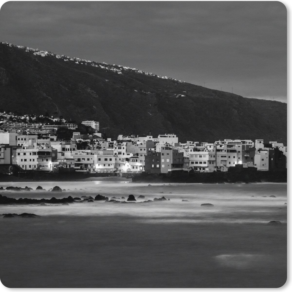 Muismat XXL 50x50 cm - Bureau onderlegger - Bureau mat Nachtbeeld van Puerto de la Cruz, Tenerife - Zwart-Wit - Bureaumat - Gaming mousepad xl - Bureaulegger groot - Computer deskmat