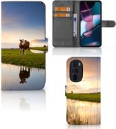 Smartphone Hoesje Motorola Edge 30 Pro Flip Case Koe