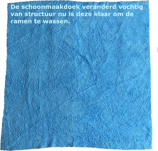 Blauwe microvezeldoek met de tekst 'De schoonmaakdoek veranderd vochtig van structuur nu is deze klaar om de ramen te wassen.'
