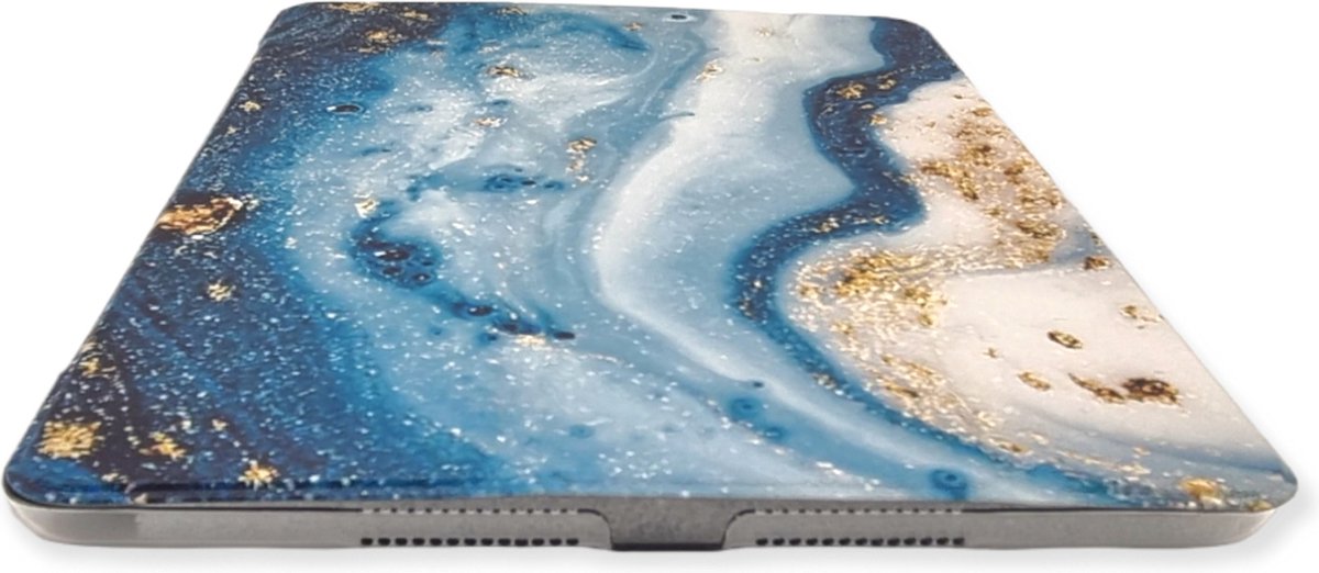 OMAZU Deco Trifold Bookcase/ Tablethoes marble design 10,2’’geschikt voor Apple iPad 7 -10.2’’ (2019)/8 -10.2’’ (2020) 9- 10.2’’ -Transparant achterkant- Kleur Blue Ocean