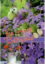 Van harte beterschap! Een kleurrijke kaart met diverse bloemen in allerlei kleuren en mooie vlinders! Een geschikte kaart om naar iemand te sturen die ziek is. Een dubbele wenskaart inclusief envelop en in folie verpakt.