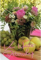 Van harte beterschap! Een mooie kaart met op tafel een mand vol kleurrijke bloemen en gezond fruit. Een sfeervolle kaart om te sturen naar iemand die ziek is. Een dubbele wenskaart inclusief envelop en in folie verpakt.