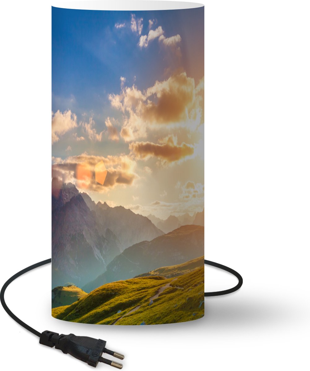Lamp - Nachtlampje - Tafellamp slaapkamer - Zomer - Zonsondergang - Bergen - 54 cm hoog - Ø24.8 cm - Inclusief LED lamp