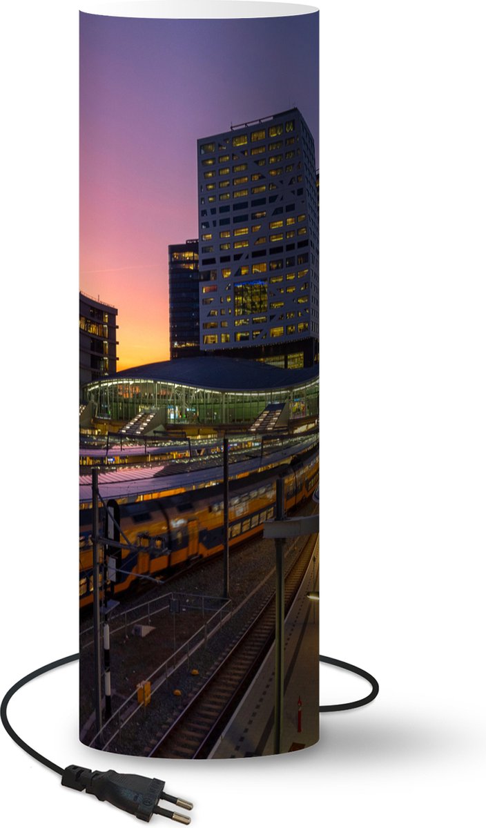 Lamp - Nachtlampje - Tafellamp slaapkamer - Station - Utrecht - Trein - 50 cm hoog - Ø15.9 cm - Inclusief LED lamp