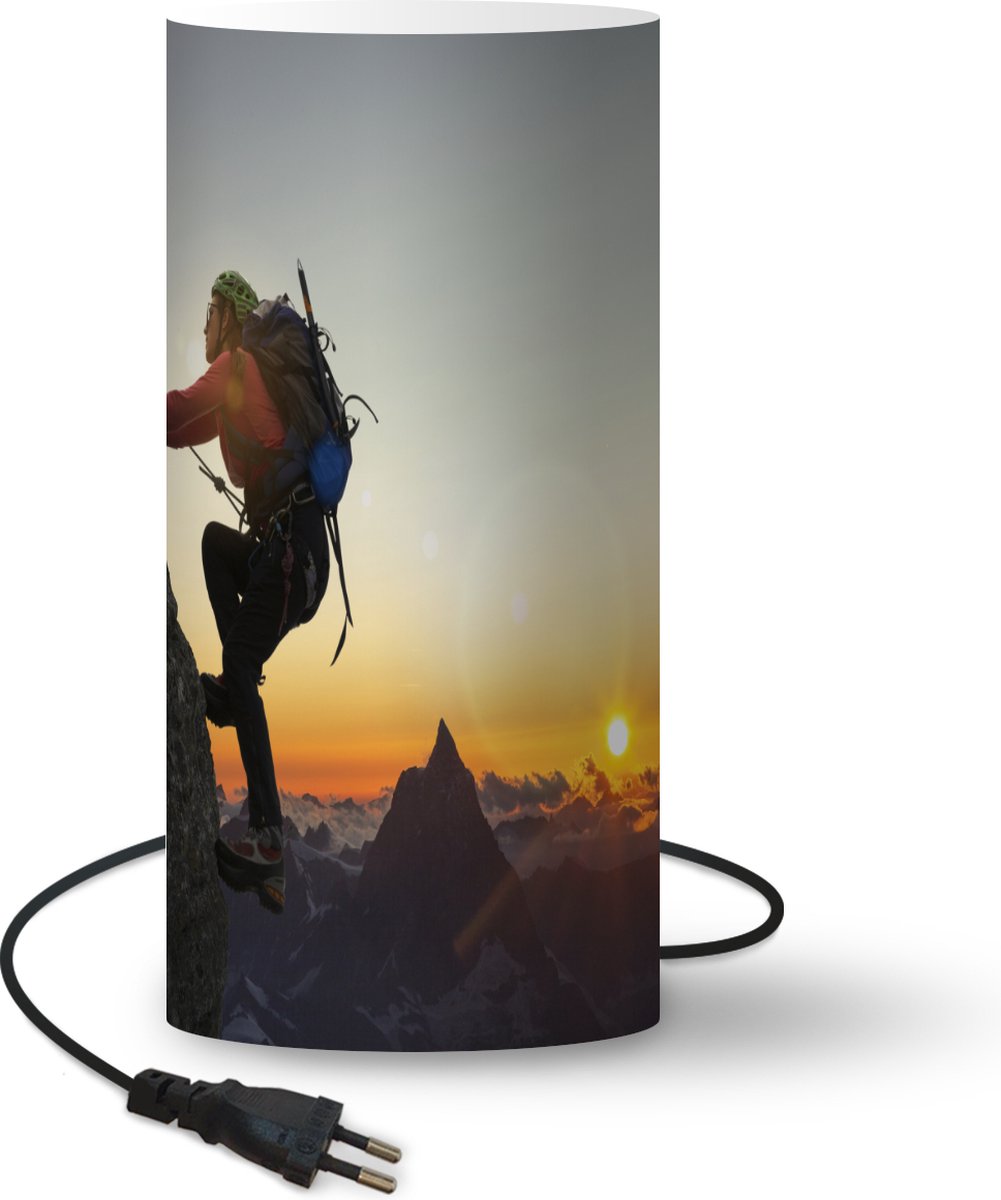 Lamp - Nachtlampje - Tafellamp slaapkamer - Een jonge vrouw aan het bergbeklimmen - 33 cm hoog - Ø15.9 cm - Inclusief LED lamp