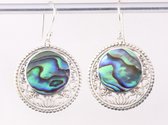 Ronde opengewerkte zilveren oorbellen met abalone schelp