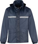 Donkerblauwe regenjas met capuchon, ritssluiting, drukknoopsluiting en reflecterende streep.