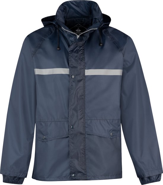 Donkerblauwe regenjas met capuchon, ritssluiting, drukknoopsluiting en reflecterende streep.