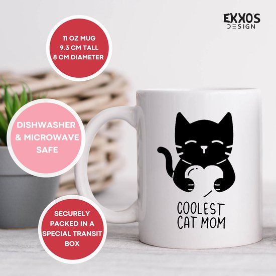 Witte mok met zwarte print van een kat die een hart vasthoudt met de tekst "COOLEST CAT MOM". Rode cirkels met tekst over de afmetingen en eigenschappen.