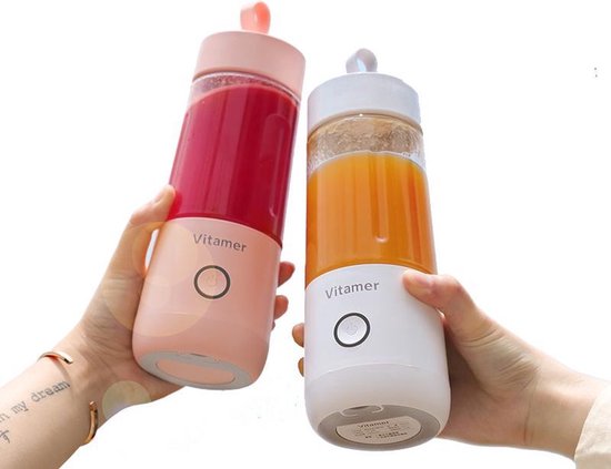 Twee handen houden twee draagbare blenders omhoog. Eén blender is roze en bevat een rode drank. De andere is wit en bevat een oranje drank.