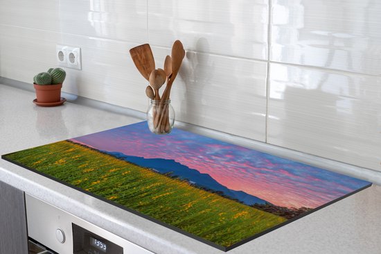 KitchenYeah® Inductie beschermer 89.6x51.6 cm - Bloemenveld voor een berg - Kookplaataccessoires - Afdekplaat voor kookplaat - Inductiebeschermer - Inductiemat - Inductieplaat mat