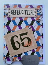 Akyol - verjaardagskaart met envelop en sleutelhanger hoera 65 jaar kaartje met sleutelhanger - Verjaardag - Gefeliciteerd - verrassing - Jarig - 65 jaar - Kaartje - sleutelhanger