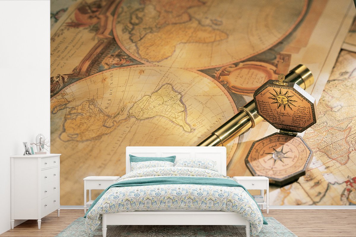 Behang - Fotobehang Oude verrekijker en kompas op wereldkaart - Breedte 390 cm x hoogte 260 cm