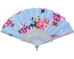 Een mooie handwaaier met diverse bloemen in verschillende kleuren. Heel erg fijn om bij je te hebben met de warmte. Voordelen: licht artikel, gemakkelijk in de tas te stoppen, mooie afbeeldingen. Voor uzelf of Bestel Een Cadeau.