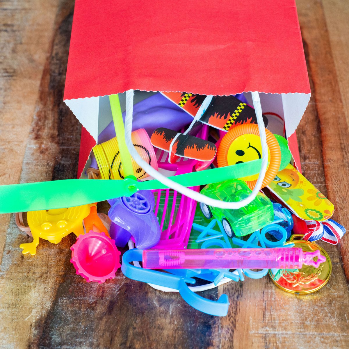Partizzle 24x Uitdeelzakjes van Papier - Snoepzakjes voor Kinderen - Uitdeeltasjes Kinderfeestje Verjaardag - Klein Speelgoed Cadeauzakjes - Carnaval Snoep Uitdeelcadeautjes Fidget Toys Traktatie Zakjes - 21x15 cm — afbeelding 6