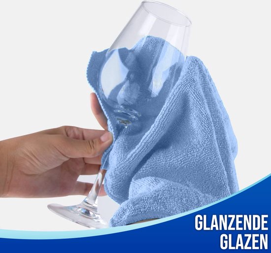 Un chiffon en microfibre bleu clair nettoie un verre à vin. Texte : 'GLAZEN VERRES'.