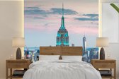 Behang - Fotobehang Het Empire State Building verlicht in New York - Breedte 280 cm x hoogte 280 cm