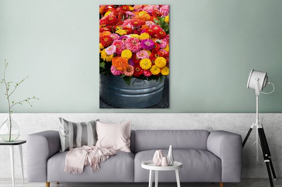Canvas Schilderij Vers gesneden zinnia bloemen in een metalen bak - 80x120 cm - Wanddecoratie