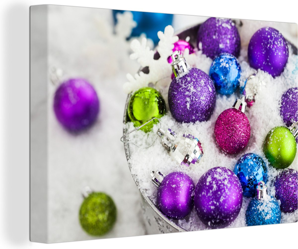 Canvas schilderij 180x120 cm - Wanddecoratie Kerstballen in een besneeuwde emmer - Muurdecoratie woonkamer - Slaapkamer decoratie - Kamer accessoires - Schilderijen - Kerstdecoratie voor Binnen - Kerstdecoratie Woonkamer - Kerstdecoratie in Huis