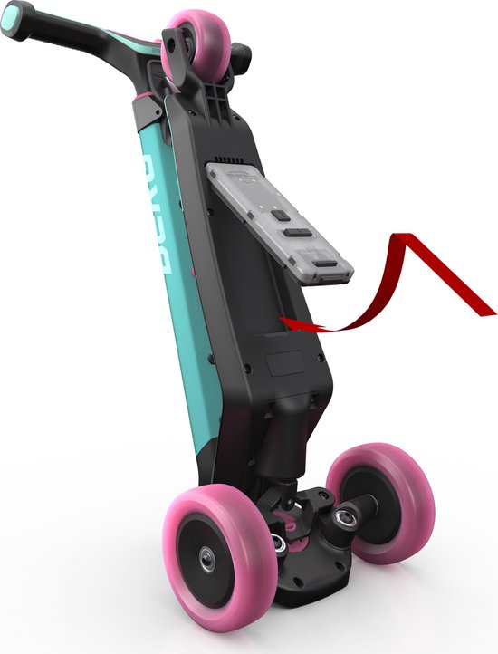 Turquoise kinderstep met roze wielen en een zwarte stuur. Een batterijmodule wordt uit de zijkant gehaald.