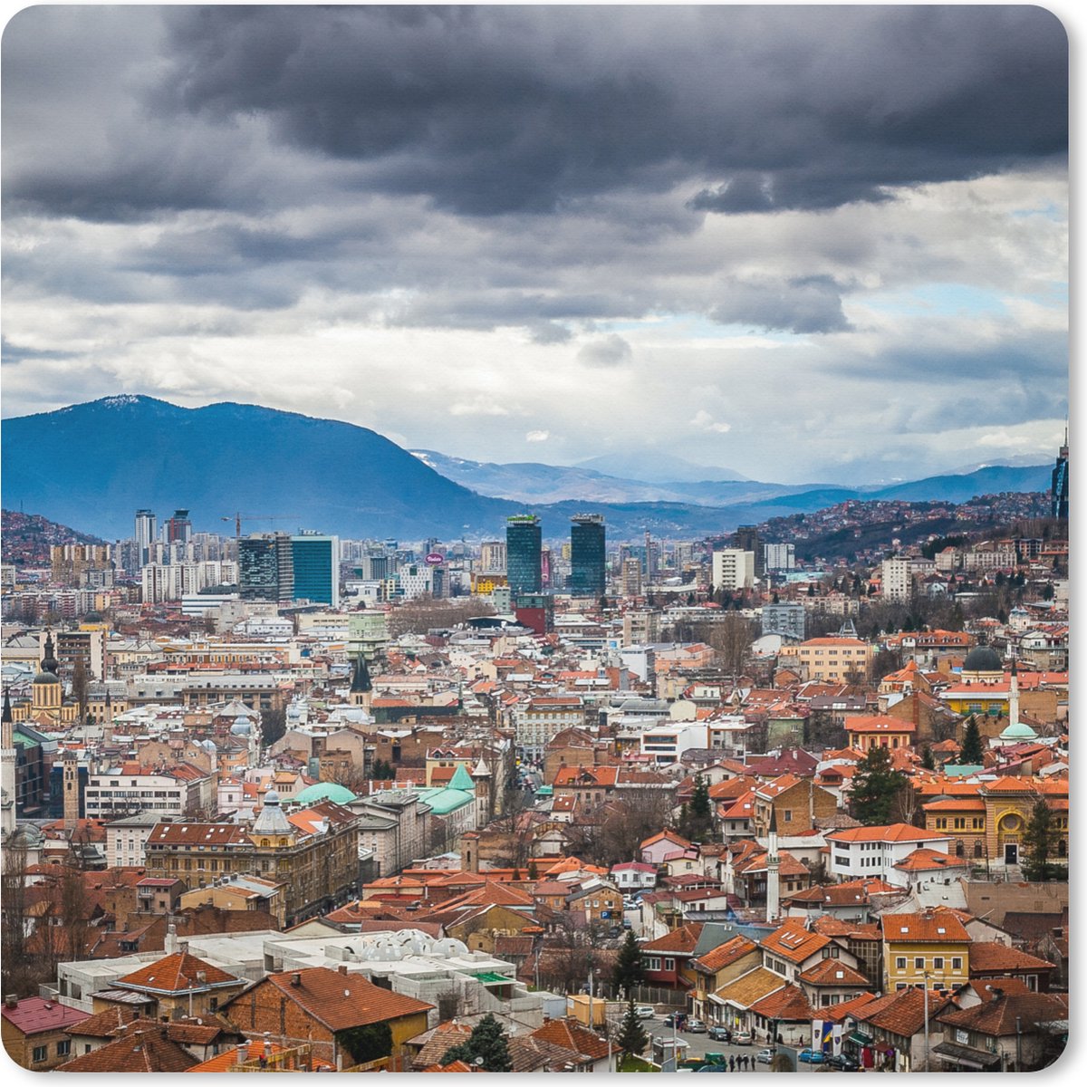 Muismat XXL 40x40 cm - Bureau onderlegger - Bureau mat Wolkendek boven Sarajevo Bosnië en Herzegovina - Bureaumat - Gaming mousepad xl - Bureaulegger groot - Computer deskmat