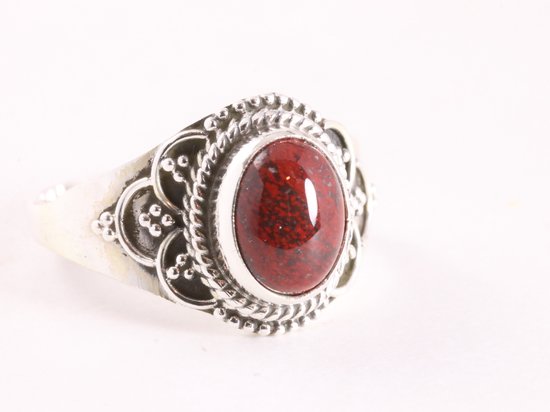 Bewerkte zilveren ring met rode jaspis - maat 19.5