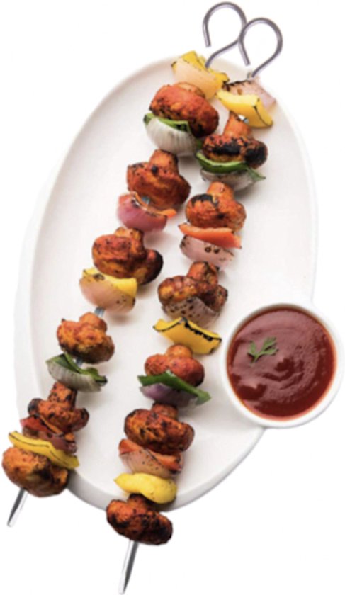 Twee gegrilde satéspiezen met kip, ui en paprika, met een kommetje dipsaus.