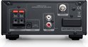 Achterkant van een zwart micro-stereosysteem met aansluitingen voor luidsprekers, voeding en aux-in. Antenne-aansluiting met 'DAB/FM'.