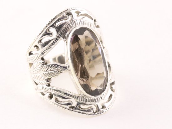 Opengewerkte zilveren ring met rookkwarts - maat 17