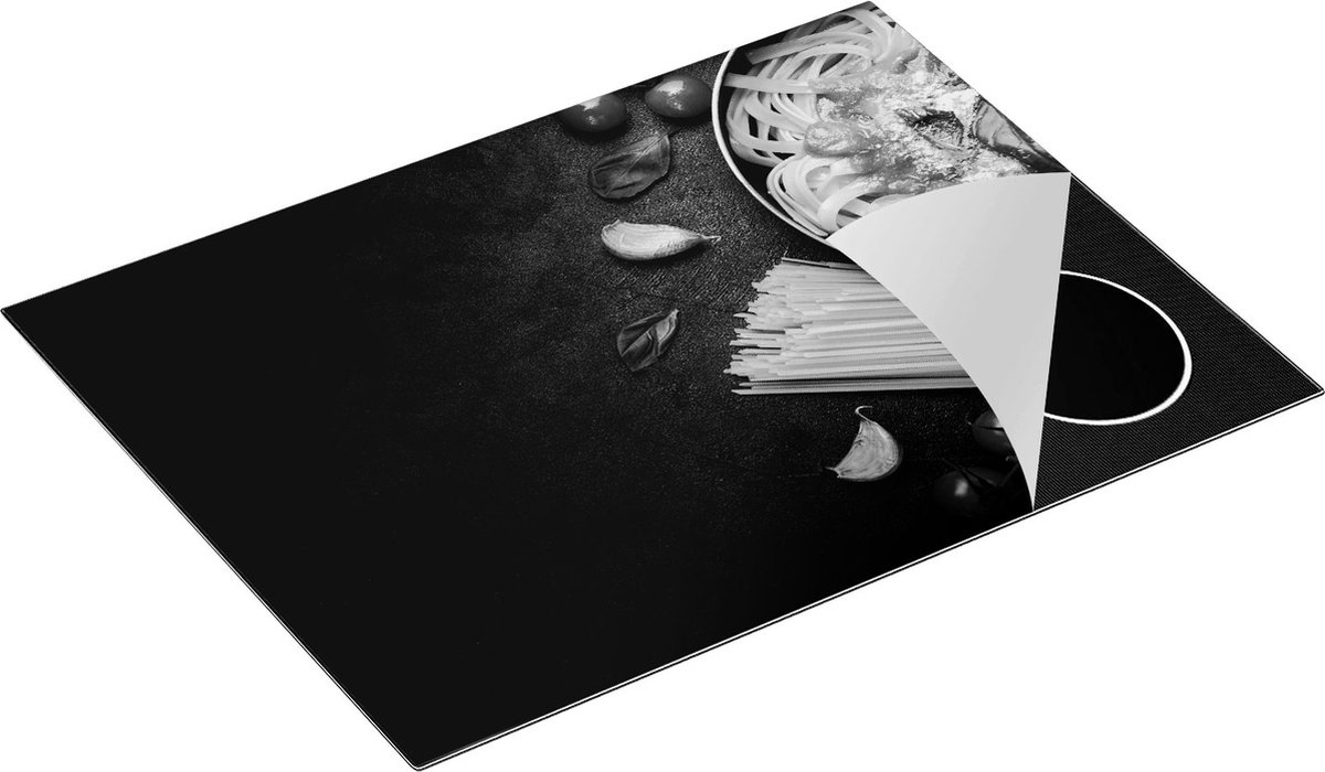 Chefcare Inductie Beschermer Spaghetti met Groentes op een Zwarte Marmeren Plaat - Zwart Wit - 71x52 cm - Afdekplaat Inductie - Kookplaat Beschermer - Inductie Mat