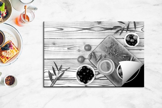 Chefcare Inductie Beschermer Olijven met Kruiden op een Houten Tafel - Zwart Wit - 81,6x52,7 cm - Afdekplaat Inductie - Kookplaat Beschermer - Inductie Mat