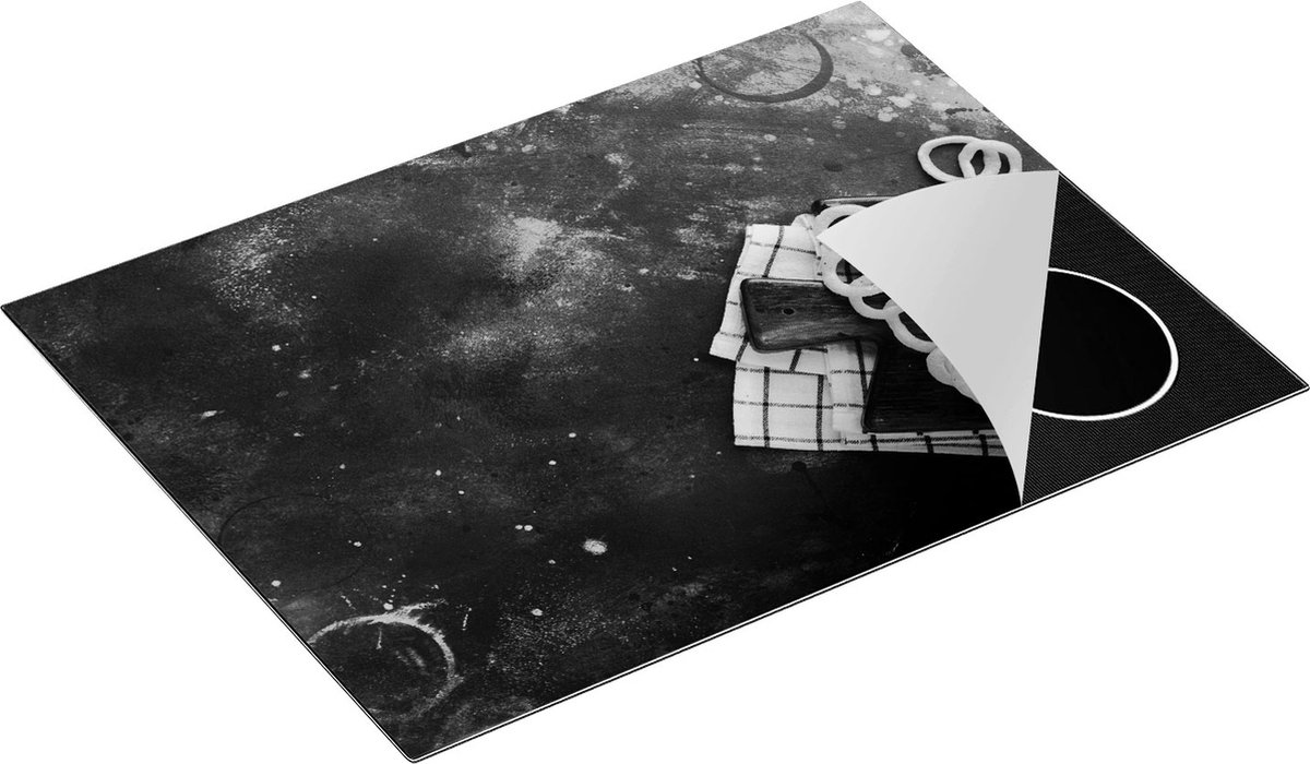 Chefcare Inductie Beschermer Uienringen op een Zwarte Betonnen Achtergrond - Zwart Wit - 71x52 cm - Afdekplaat Inductie - Kookplaat Beschermer - Inductie Mat