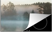 KitchenYeah® Inductie beschermer 80x52 cm - Mist trekt over het meer bij Drammen in Noorwegen - Kookplaataccessoires - Afdekplaat voor kookplaat - Inductiebeschermer - Inductiemat - Inductieplaat mat