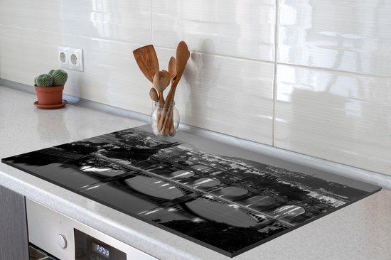 KitchenYeah® Inductie beschermer 90x52 cm - De bruggen in Praag bij een donkere lucht - zwart wit - Kookplaataccessoires - Afdekplaat voor kookplaat - Inductiebeschermer - Inductiemat - Inductieplaat mat