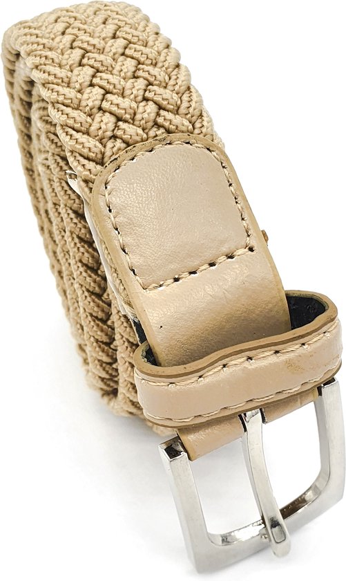 Ceinture tressée beige avec boucle argentée et passant en cuir beige.