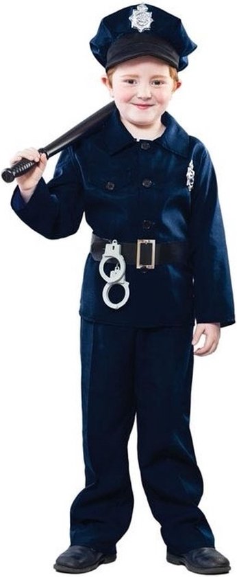Een jongen in een marineblauw politie kostuum met pet, handschoenen en wapenstok.