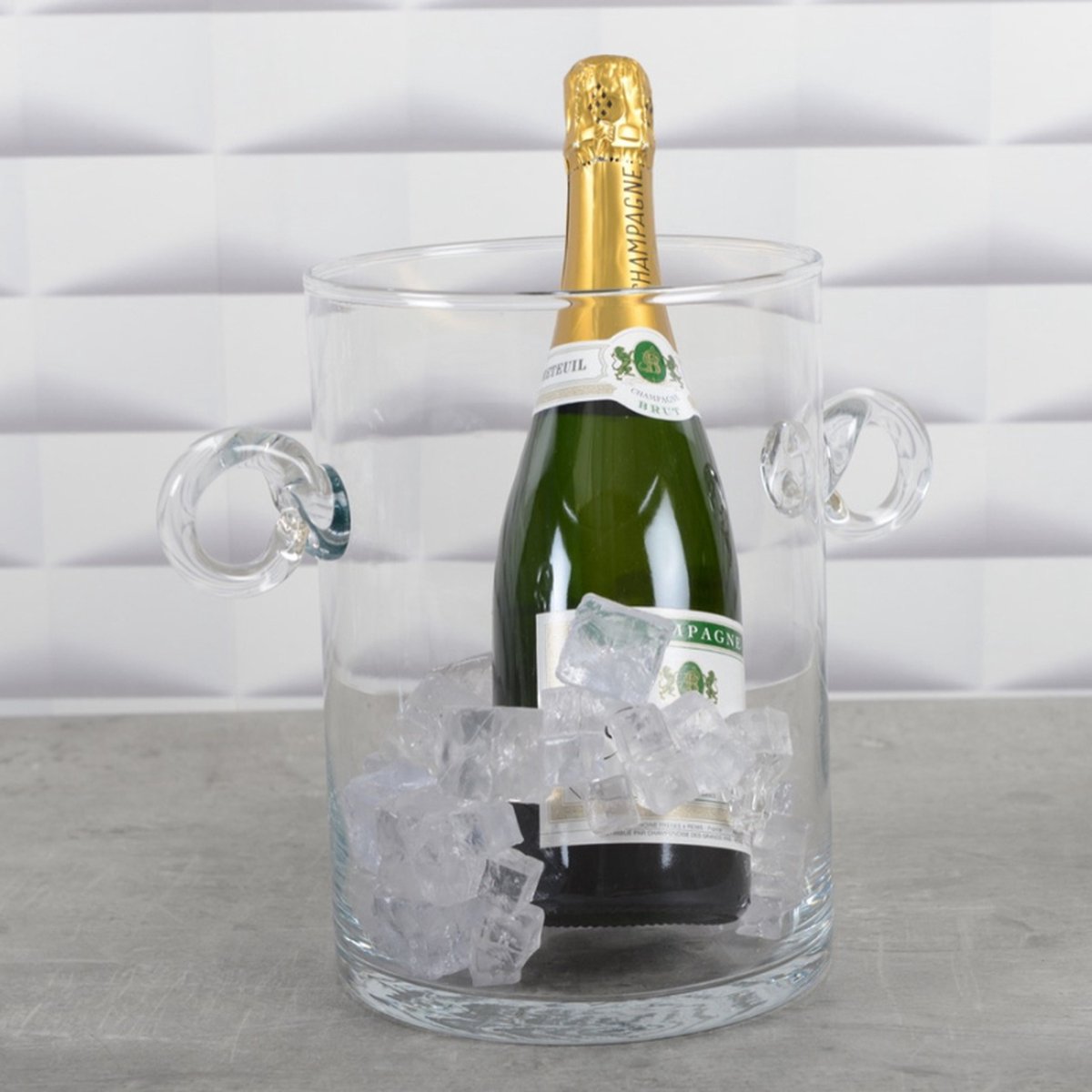 Des bouteilles de champagne dans un seau à glace dans une glacière Photo Stock - Alamy