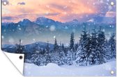 Tuinposter - Tuinschilderij sneeuw - Bergen - Bos - Winter - Tuindoek - Tuindecoratie - Lucht - 120x80 cm