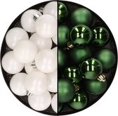 32x stuks kunststof kerstballen mix van wit en donkergroen 4 cm - Kerstversiering