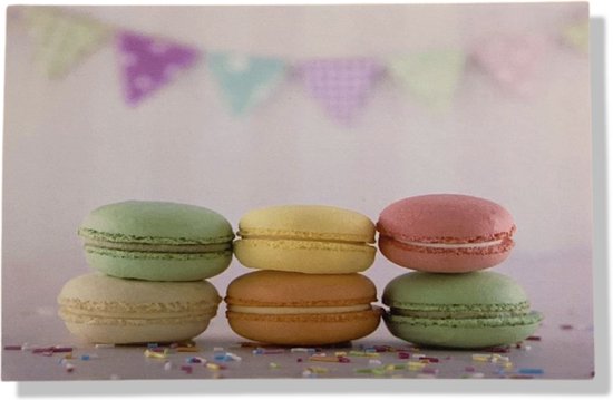 Gekleurde macarons op een rij, met confettis en slingers.