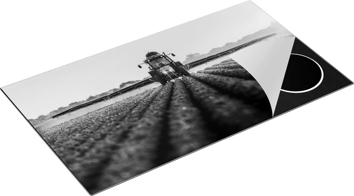 Chefcare Inductie Beschermer Rode Tractor op het Veld aan het Sproeien - Zwart Wit - 91,2x52 cm - Afdekplaat Inductie - Kookplaat Beschermer - Inductie Mat