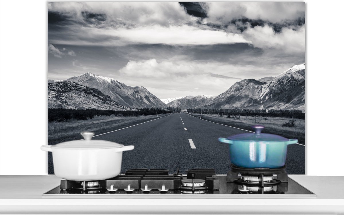 KitchenYeah - Spatscherm - Natuur - Bergen - Weg - Lucht - Zwart wit - 100x65 cm - Muurbeschermer