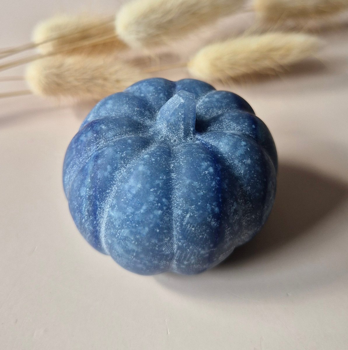 Moonlight Gemstones Edelsteen Pompoen Carving Blauwe Aventurijn 5cm – Handgesneden herfstmagie voor Halloween Decoratie Meerkleurig