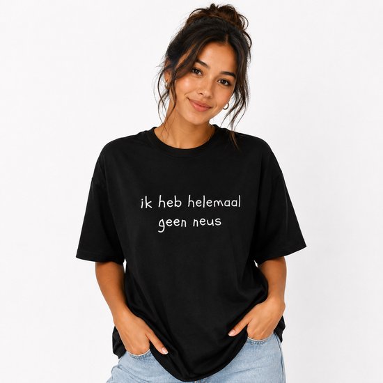 Zwarte unisex t-shirt met de tekst 'ik heb helemaal geen neus' in witte letters.
