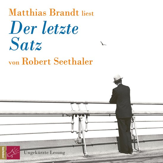 Man in pak en hoed leunt op reling, met tekst 'Matthias Brandt liest Der letzte Satz von Robert Seethaler. Ungekürzte Lesung.'
