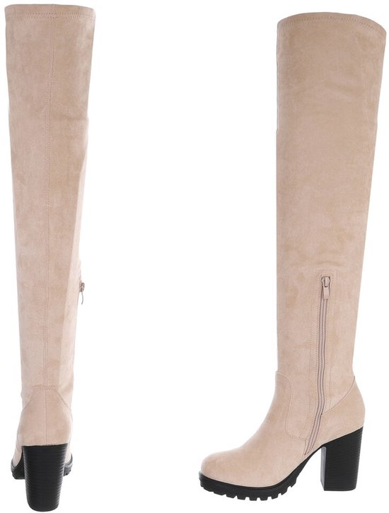Twee beige suède overkneelaarzen met blokhak en profielzool, één met rits
