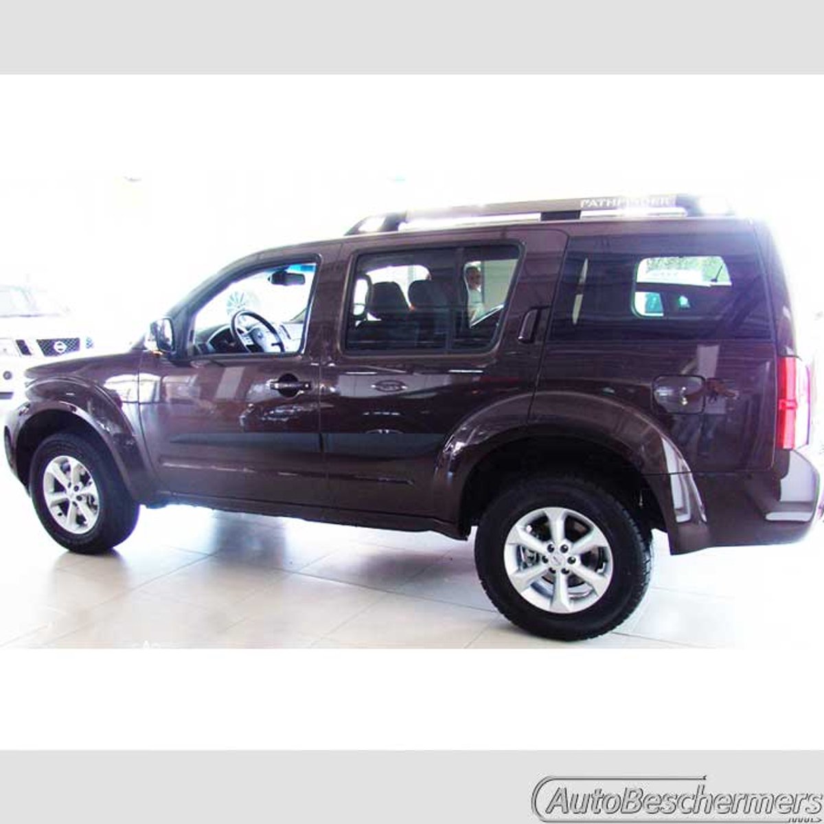 Stootlijsten set zwart voor Nissan Pathfinder 2011-. De stootstrips zijn zelfklevend. Set a 4 stuks (#0030)