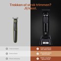 Vergelijking: groene trimmer trekt, scheve lijnen, plastic vs. zwarte trimmer met standaard, strakke lijnen.